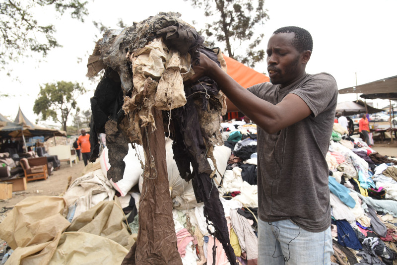Podczas gdy zakupy ubrań były kiedyś okazjonalną przyjemnością, teraz dla wielu osób są hobby – w dużej mierze napędzane rozwojem „fast fashion. W efekcie tej szybkiej mody kraje UE co roku wyrzucają do Kenii 37 milionów sztuk „śmieciowej plastikowej odzieży”.