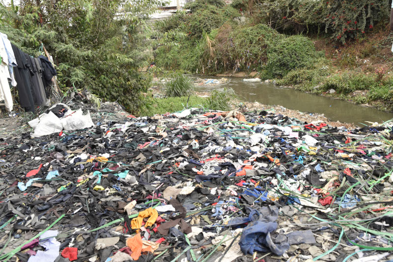 Podczas gdy zakupy ubrań były kiedyś okazjonalną przyjemnością, teraz dla wielu osób są hobby – w dużej mierze napędzane rozwojem „fast fashion. W efekcie tej szybkiej mody kraje UE co roku wyrzucają do Kenii 37 milionów sztuk „śmieciowej plastikowej odzieży”.