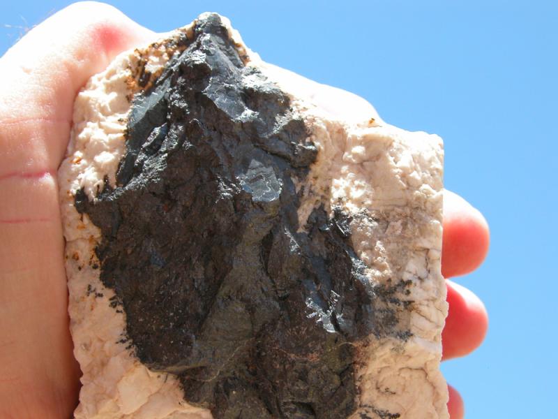 Bryła tantalitu – minerału zawierającego tantal. Źródło: anne-tipodees/Shutterstock