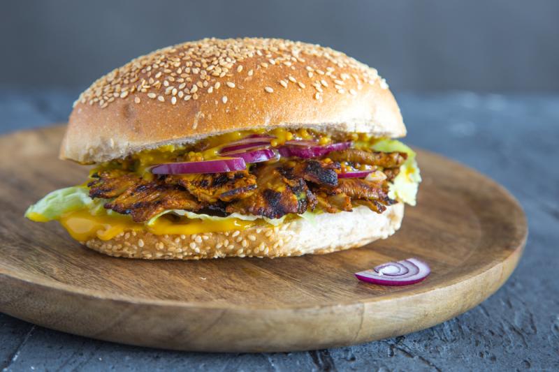 Burger z boczniakiem. Źródło: MagdaZarebska/Shutterstock