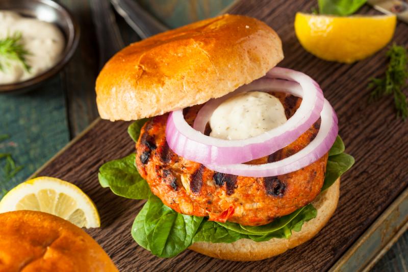Łososiowy burger. Źródło: Brent Hofacker/Shutterstock