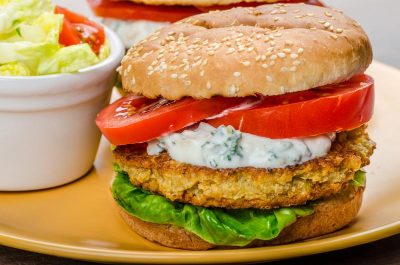 Burger z ciecierzycy. Źródło: Stepanek Photography/Shutterstock