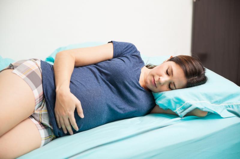 Kobiety ciężarne powinny spać na lewym boku. Źródło: antoniodiaz/Shutterstock