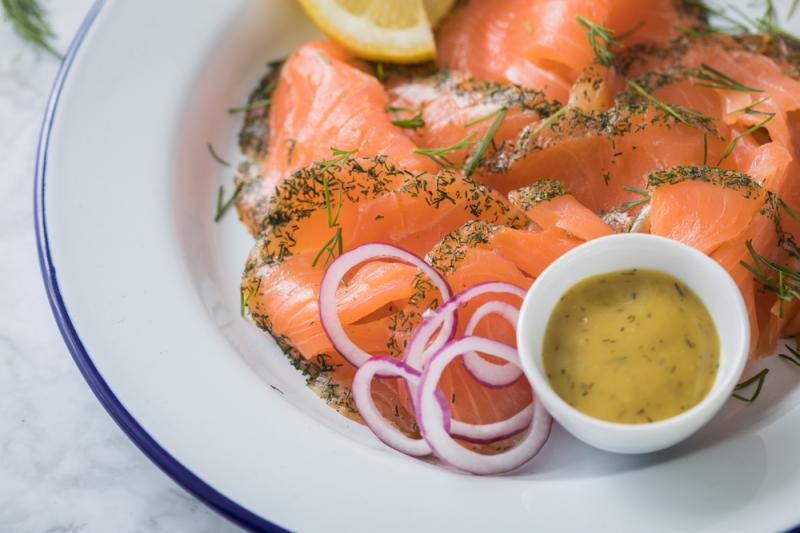 Gravlax, czyli tradycyjne danie kuchni skandynawskiej. Źródło: Christin Klose/Shutterstock
