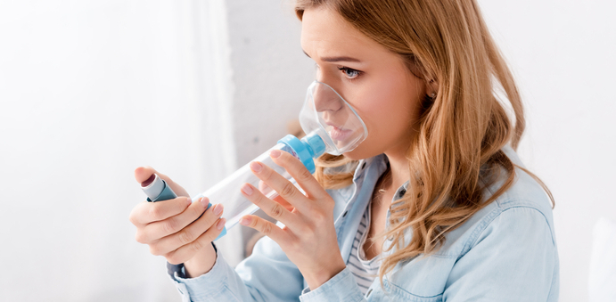 Inhalator ciśnieniowy z dozownikiem wyposażony w przystawkę objętościową (spejser) zwiększającą skuteczność inhalacji. Źródło: LightField Studios/Shutterstock