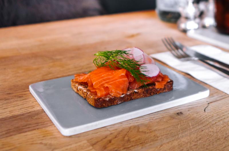 Kanapka smørrebrød z łososiem. Źródło: Pakkanun Piyanutpoon/Shutterstock