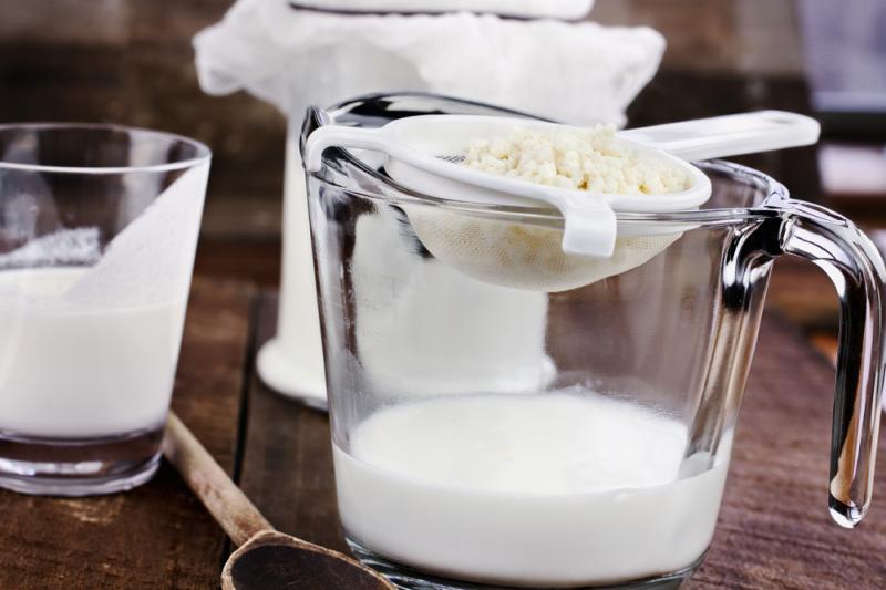 Kefir i ziarna kefirowe. Źródło: Stephanie Frey/Shutterstock