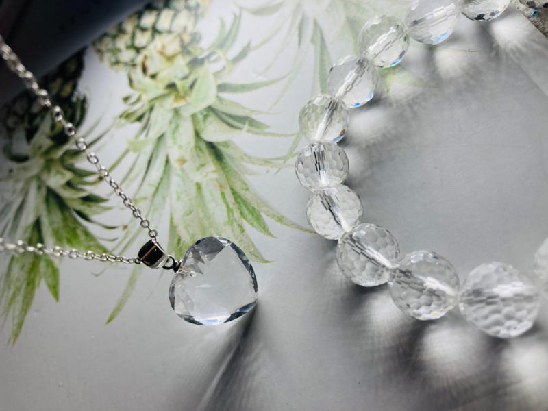Biżuteria z kryształów górskich. Źródło: Oscar Lim/Shutterstock
