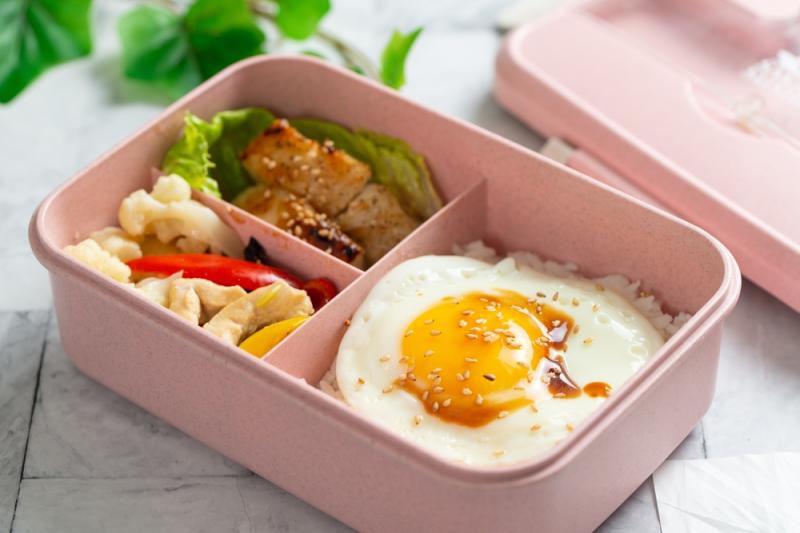 Bezglutenowy lunchbox z mięsem, jajkiem i ryżem. Źródło: Kenishirotie/Shutterstock Bezglutenowy lunchbox z mięsem, jajkiem i ryżem. Źródło: Kenishirotie/Shutterstock