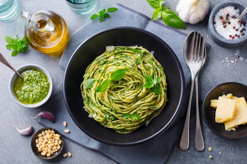 Makaron z pesto. Źródło: Anna_Pustynnikova/Shutterstock