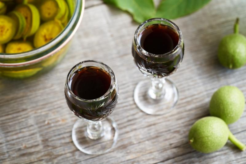 Orzechówka, czyli nalewka z zielonych orzechów włoskich. Źródło: Madeleine Steinbach/Shutterstock