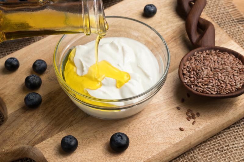 Olej lniany idealnie komponuje się z twarogiem. Źródło: shutterstock