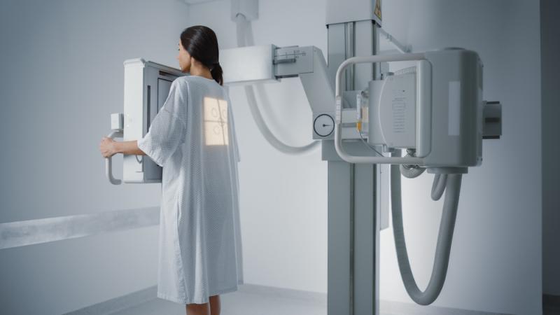 Urządzenia rentgenowskie emitują promieniowanie X. Źródło: Gorodenkoff/Shutterstock