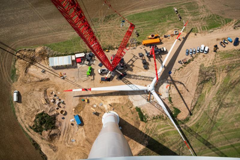 Konstrukcja turbiny wiatrowej generuje liczne miejsca pracy. Źródło: Jacques Tarnero/Shutterstock