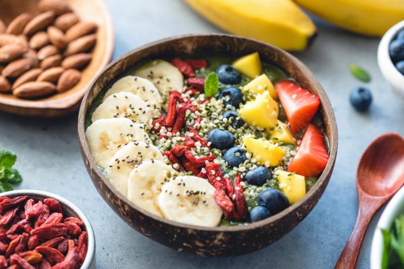 Smoothie bowl to deserowy odpowiednik Buddha bowl. Źródło: shutterstock