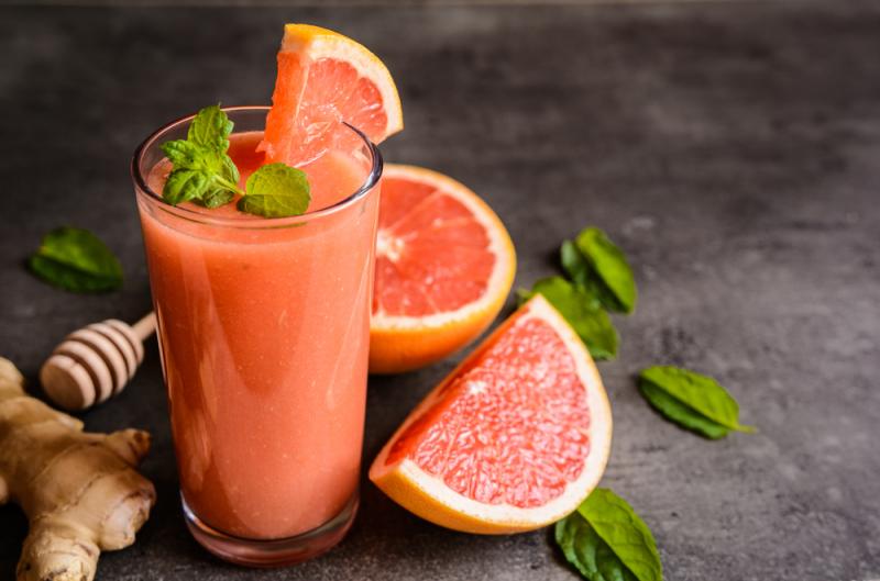 Smoothie z grejpfruta. NoirChocolate/Shutterstock