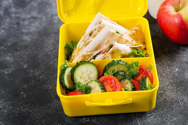 Tortilla to idealny posiłek do pracy. Źródło: Timolina/Shutterstock