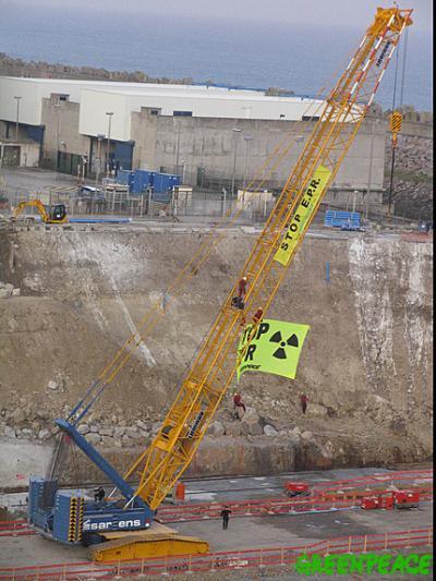Greenpeace podczas protestu przeciwko elektrowni atomowej we Flamanville w kwietniu 2007.