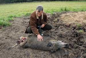 Zenon Kruczyński i ciało dzika przy granicy BPN. Fot. Andrzej Zgiet
