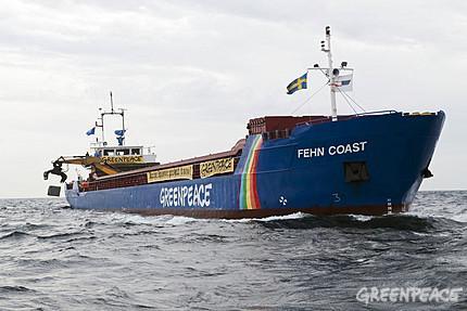 Fot.: Statek Greenpeace zatapia granitowe bloki (Greenpeace/Christian Aslund)