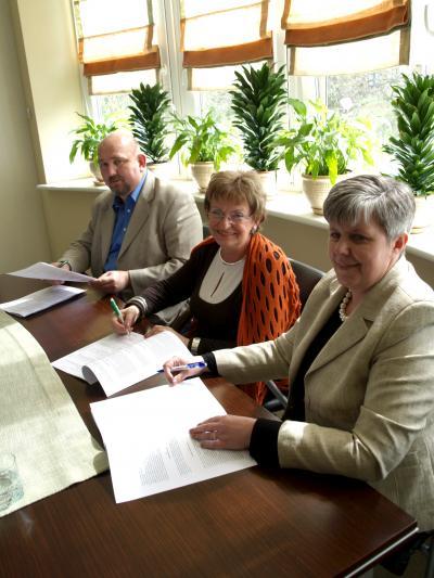 Podpisanie umowy na realizację „Programu rekultywacji gleb zakwaszonych na Dolnym Śląsku w latach 2007-2008”. Od prawej: Bożena Rynkowska, dyrektor Dolnośląskiej Izby Rolniczej; dr Ewa Mańkowska, prezes Wojewódzkiego Funduszu Ochrony Środowiska i Gospodar
