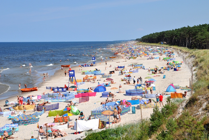 Kąpielisko na plaży we wschodniej części Mrzeżyna, fot. jDavid/ Wikipedia CC