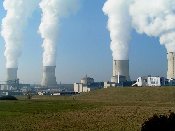 Współczesna elektrownia jądrowa (wydobywające się z chłodni kominowej obłoki to skondensowana para wodna; Na zdjęciu bloki po 1300 MW elektrowni atomowej w Cattenom, Francja), autor: Stefan Kühn/ Wikipedia CC