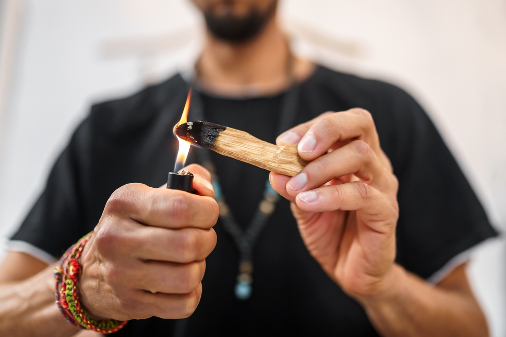 Rytuał palo santo. Źródło: ThomsonD/Shutterstock