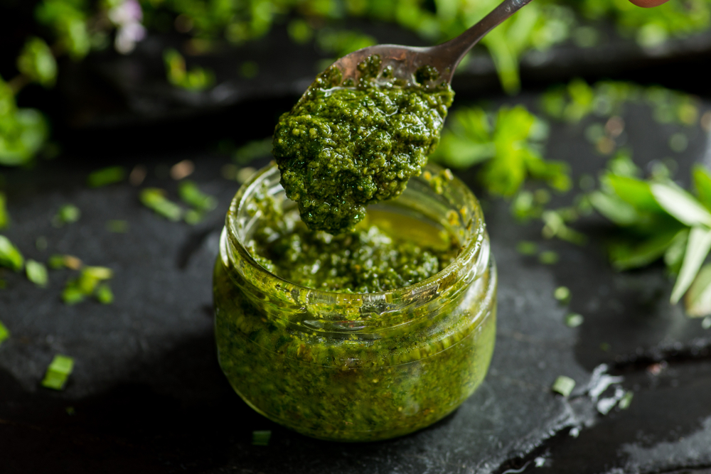 Pesto w słoiku. Źródło: smirart/Shutterstock