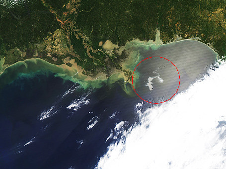 Plama ropy widziana z kosmosu