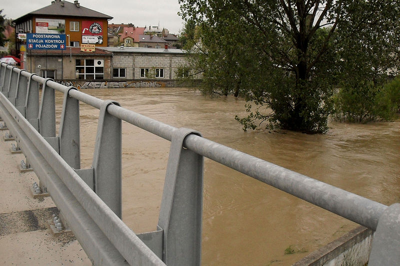 Rzeka Jasiołka w Jaśle, przekroczony poziom alarmowy. 17 maja 2010, około godziny 16:20. Most na ulicy Kazimierza Wielkiego. Autor: Pitak/ wikipedia CC