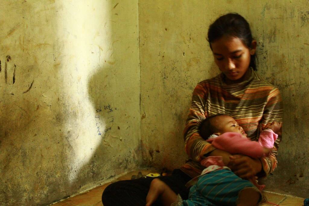 Pracownica fabryki odzieżowej w Koambodży; fot. Anna McMullen