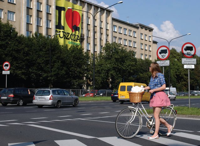 Minister Środowiska kocha Puszczę Białowieską. Gdy baner z wyznaniem miłości do Puszczy Białowieskiej zniknął z Ministerstwa Środowiska, jego autorzy ruszyli na ulice, by zbierać podpisy przechodniów deklarujących to samo uczucie. Akcja miała doprowadzić