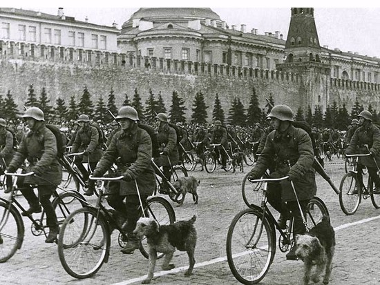Parada wojskowa na Czerwonym Placu, Moskwa, 1 maj 1937 rok, fot. Wikipedia