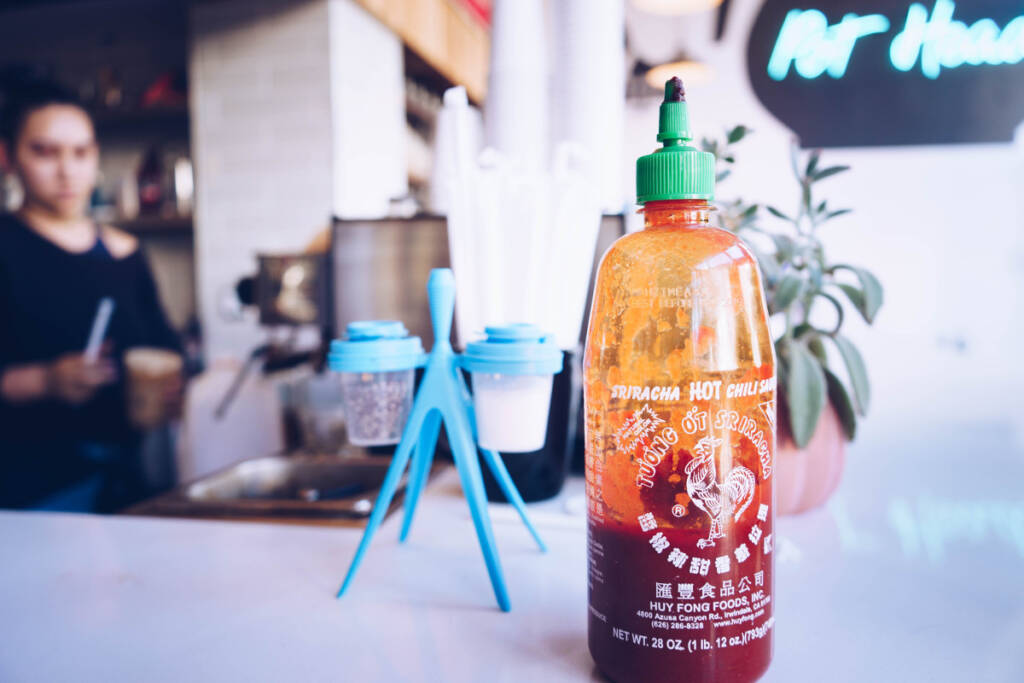 Azjatycki sos Sriracha na stole w restauracji; unsplash-logoSamantha Sophia