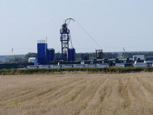 Stacja wiertnicza gazu łupkowego we wsi Krynica w powiecie krasnostawskim w województwie lubelskim. Fotografia wykonana przez Dominikę w trakcie rajdu pełzakowego (Beata, Dominika, Karol) po powiecie krasnostawskim./ Wikipedia CC