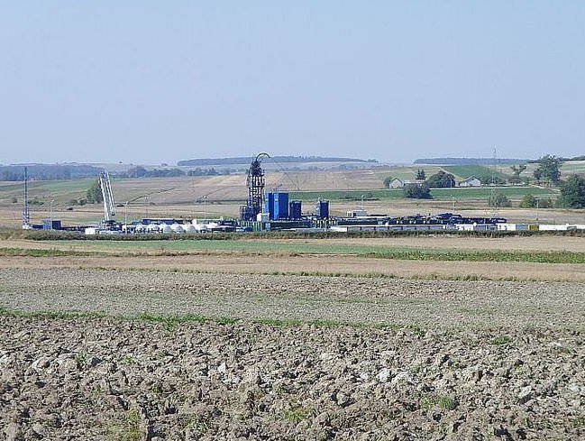 Stacja wiertnicza gazu łupkowego we wsi Krynica w powiecie krasnostawskim w województwie lubelskim, fot. Karol Karolus/ wikipedia CC