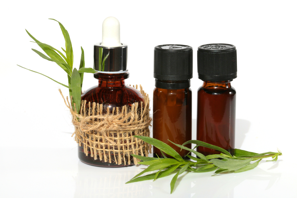 Butelki z olejkiem estragonowym. Źródło: shutterstock