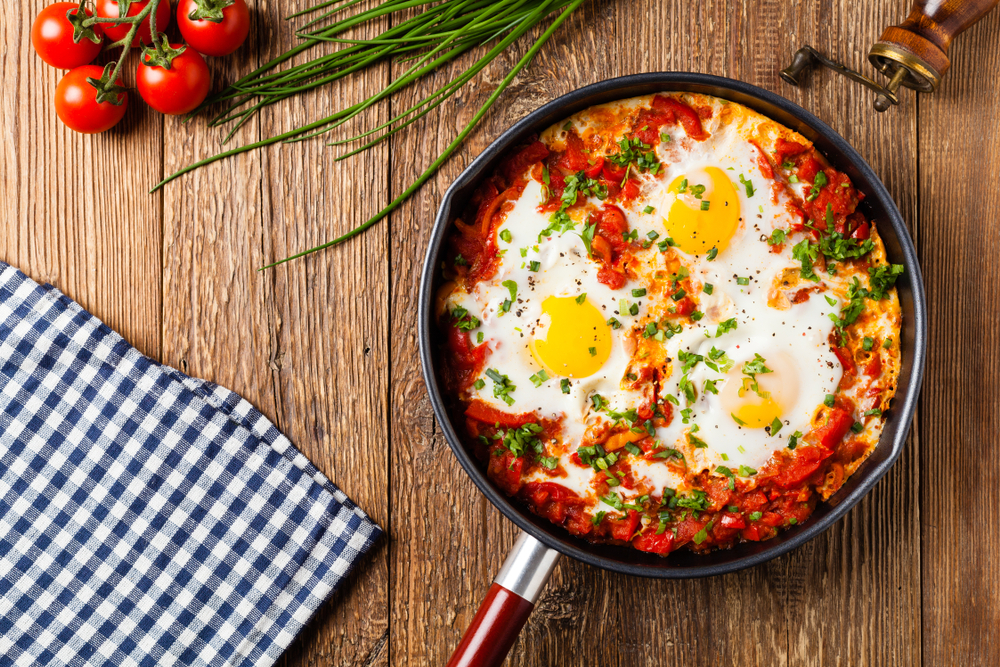 Szakszuka to rodzaj sytej potrawy na bazie pomidorów, papryki, cebuli i czosnku, z dodatkiem jajek, fot. shutterstock