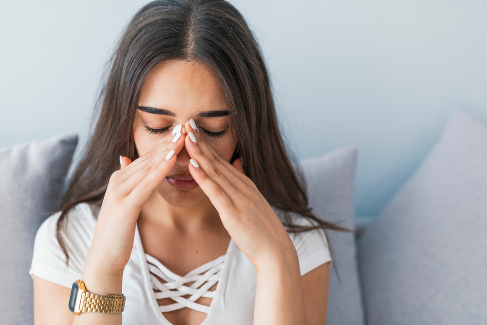 Zapaleniu zatok zwykle towarzyszą silne bóle w obrębie nosa i czoła. Źródło: shutterstock