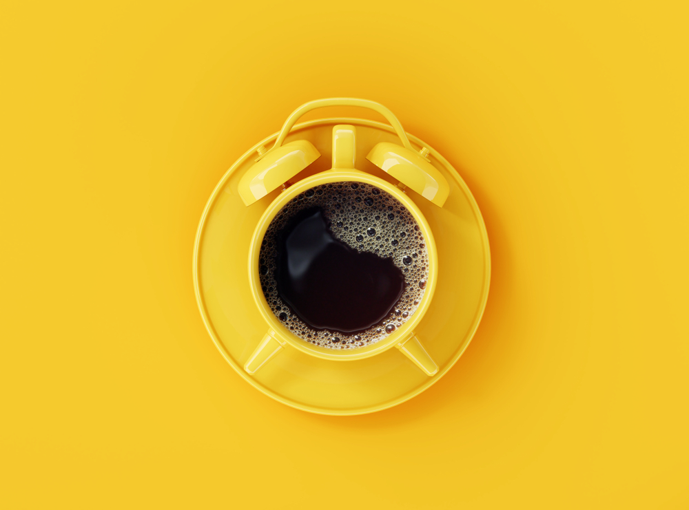 Filiżanka kawy działa pobudzająco. Źródło: shutterstock
