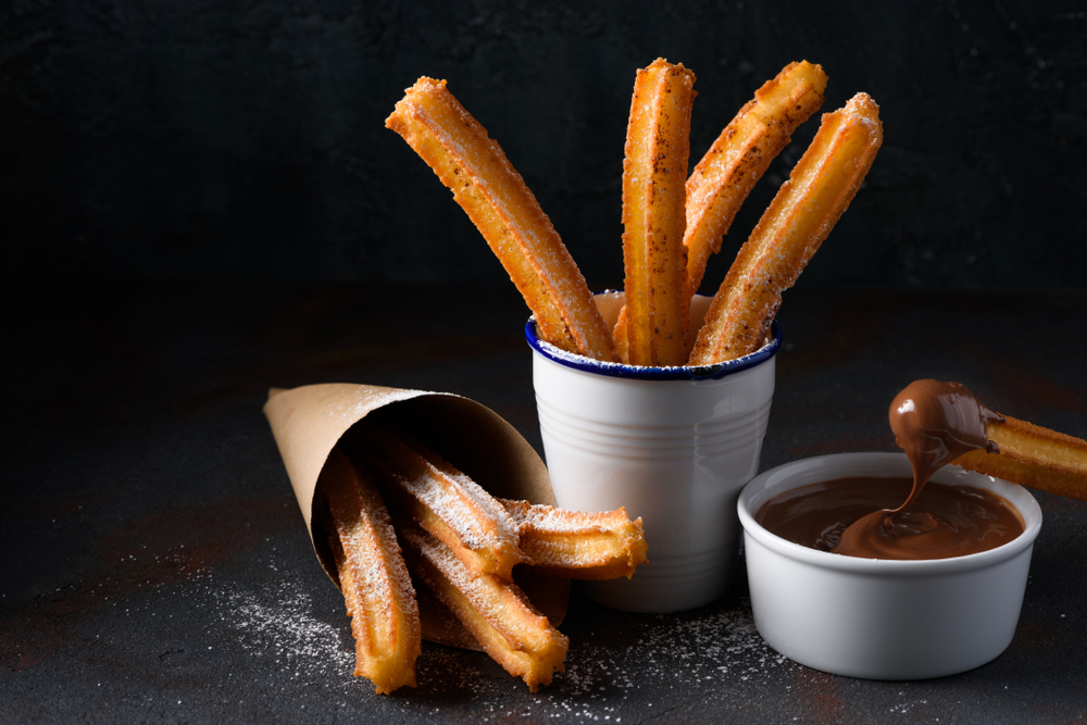 W Hiszpanii churros to jedna z najpopularniejszych przekąsek śniadaniowych, fot. shutterstock