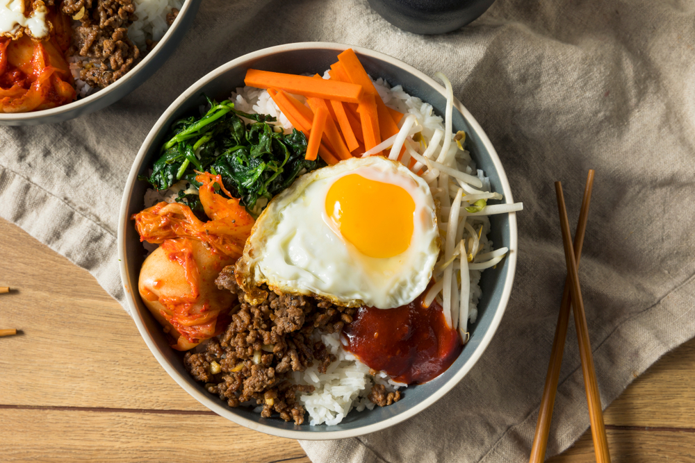 Bibimbap – klasyczne, wieloskładnikowe danie koreańskie, fot. shutterstock