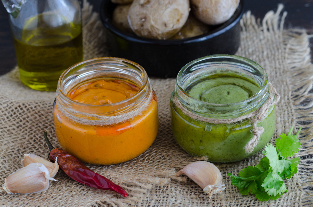 Dwa najpopularniejsze na Wyspach Kanaryjskich sosy Mojo picon i Mojo verde, fot. shutterstock