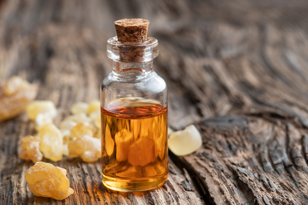 Olejek kadzidłowy w szklanej butelce. Źródło: shutterstock