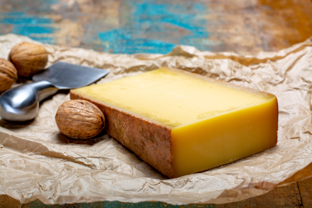 Gruyère to specjał pochodzący z miasta Gruyères z zachodniej Szwajcarii, fot. shutterstock