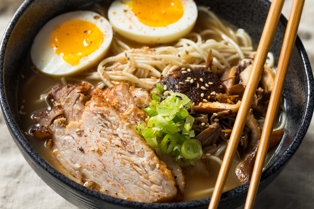 Tonkotsu ramen z wieprzowiną, grzybami i jajkiem, fot. shutterstock