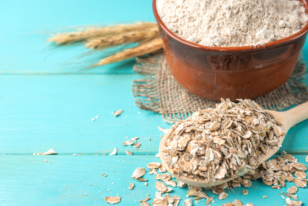 Płatki żytnie i mąka żytnia fot. shutterstock