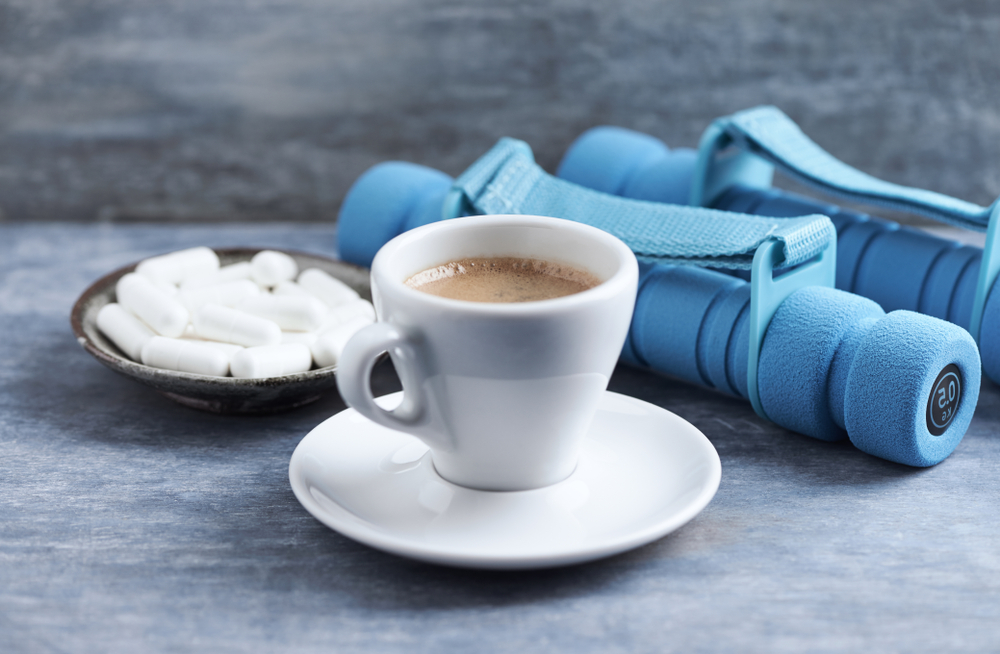 Kawa, ciężarki oraz beta-alanina w kapsułkach, fot. shutterstock