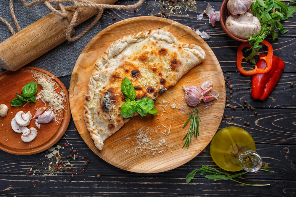 Calzone to specjał kuchni włoskiej, fot. shutterstock